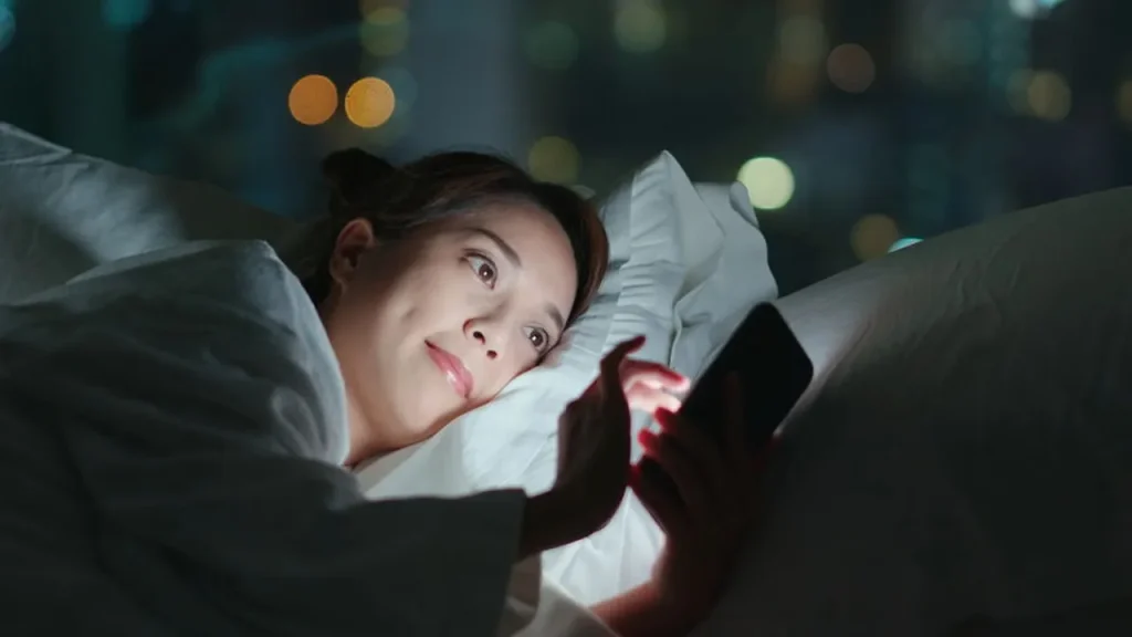 mexer no celular antes de dormir saiba como esse h bito prejudica seu sono a798a189