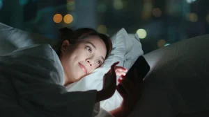 mexer no celular antes de dormir saiba como esse h bito prejudica seu sono a798a189
