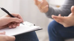 O que significa mexer a perna sem parar enquanto está sentado, segundo a psicologia