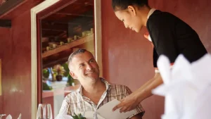 O que significa quando a pessoa ajuda o garçom a tirar a mesa?