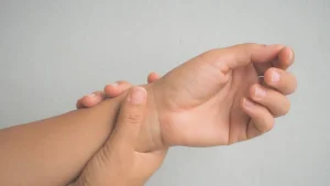 A melhor forma de evitar dor nas mãos ao usar celular e PC