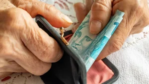 Brasileiros comemoram ao descobrir como pedir aposentadoria imediata