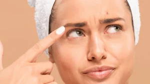 Esse gesto facial pode significar surpresa ou interesse