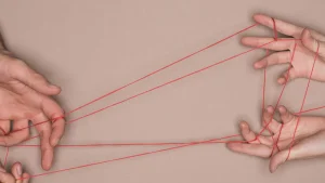 Pulseira vermelha de sete nós une fé, proteção e autoconhecimento