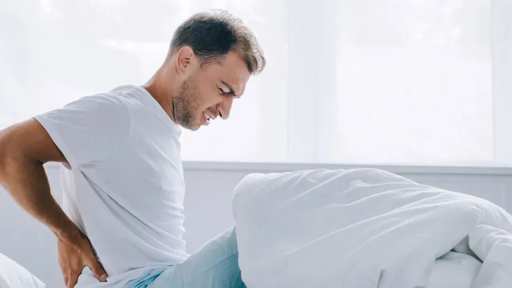 o truque mais simples para aliviar dor nas costas usando apenas uma toalha f3e9a811