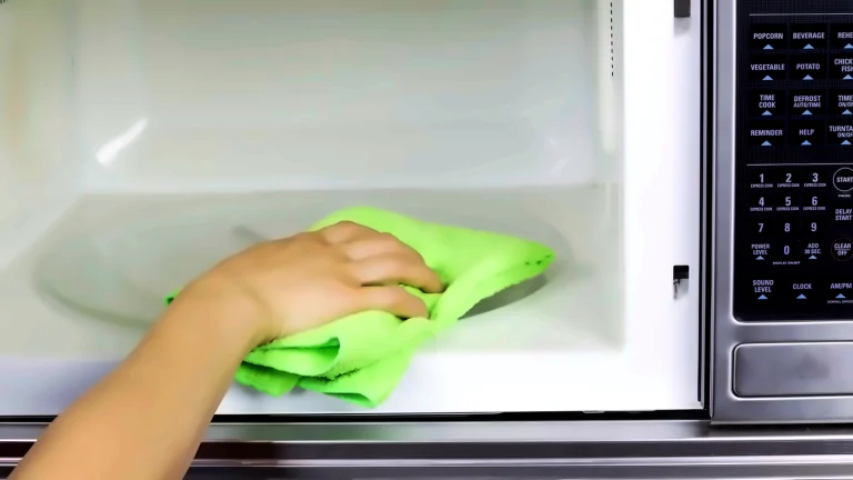 O jeito mais fácil de limpar o micro-ondas sem produtos químicos