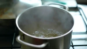 Você joga água fervente no ralo? Veja se você está fazendo isso corretamente