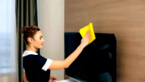 O truque simples para limpar a tela da sua TV e deixá-la como nova