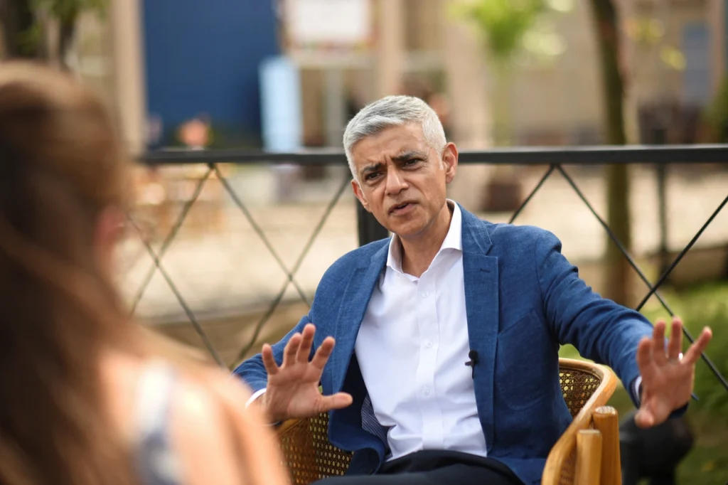 Prefeito de Londres toma Guaraná gelado e muda de opinião: “Essa é uma boa bebida” Prefeito de Londres toma Guaraná gelado e muda de opinião: “Essa é uma boa bebida”