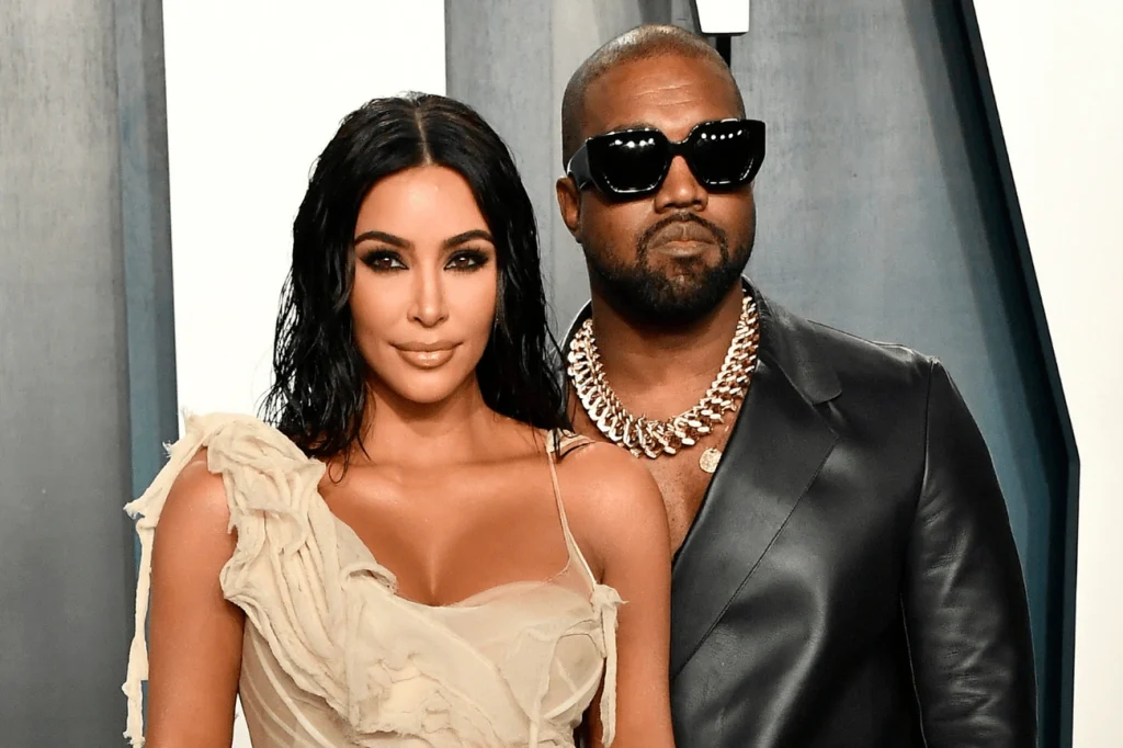 Treta fashion de Kanye West e Kim Kardashian tem novo capítulo Treta fashion de Kanye West e Kim Kardashian tem novo capítulo