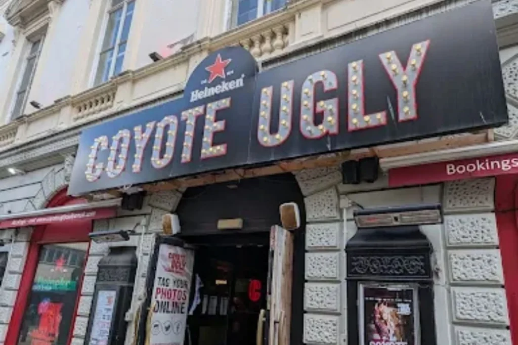 Brasileira ganha indenização por assédio racial no Reino Unido Brasileira ganha indenização por assédio racial no Reino Unido