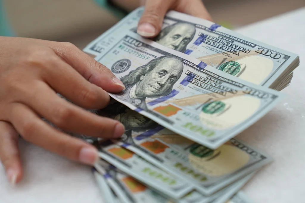 Dólar hoje R$ 5,588, queda de 11,17% em 2025, o que explica a desvalorização