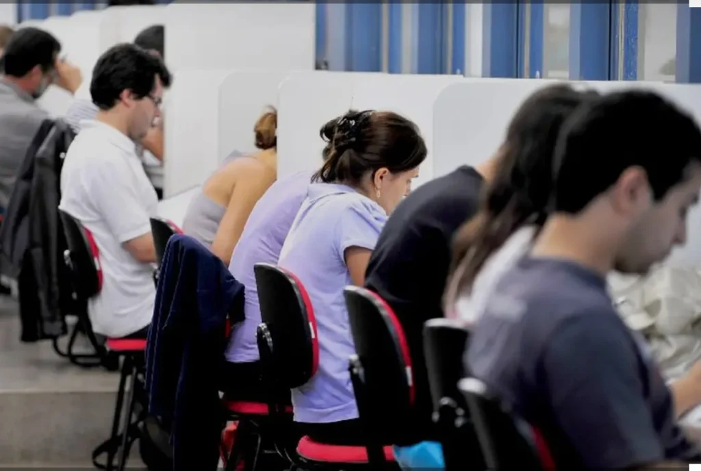 Concursos 2026 agora: veja lista com salários de até R$ 21 mil e prepare-se