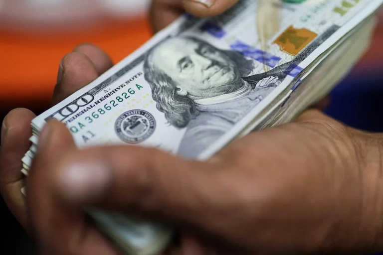 Dólar hoje sobe a R$5,44, por reação à candidatura de Flávio Bolsonaro