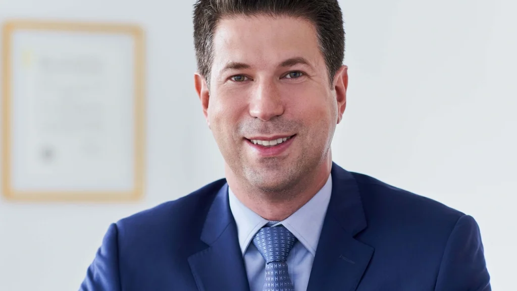 EUA prendem professor brasileiro de Harvard por atirar chumbinho perto de sinagoga EUA prendem professor brasileiro de Harvard por atirar chumbinho perto de sinagoga