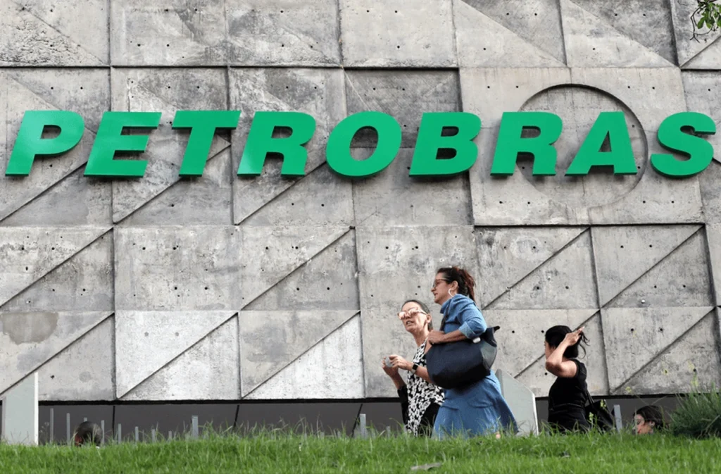Petrobras desembolsará R$ 6,97 bilhões para elevar fatia nos campos de Mero e Atapu Petrobras desembolsará R$ 6,97 bilhões para elevar fatia nos campos de Mero e Atapu
