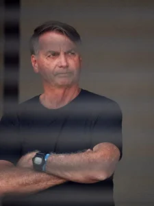 Saída de cena de Bolsonaro tende a aprofundar divergências na direita, diz Genta