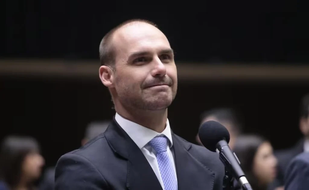 Eduardo Bolsonaro precisa de visto para ficar nos EUA após perder passaporte diplomático Eduardo Bolsonaro precisa de visto para ficar nos EUA após perder passaporte diplomático