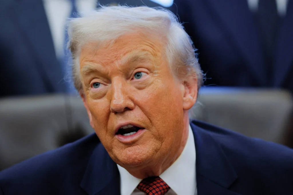 Trump reduz metas de economia de combustível nos carros americanos Trump reduz metas de economia de combustível nos carros americanos