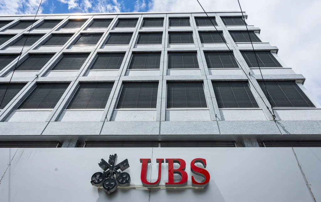 UBS pode cortar mais 10 mil empregos até 2027, informa jornal suíço UBS pode cortar mais 10 mil empregos até 2027, informa jornal suíço