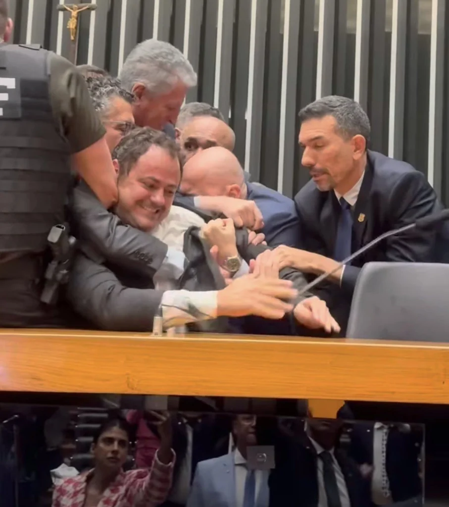 VÍDEO: Em protesto, Glauber Braga ocupa cadeira da Presidência da Câmara VÍDEO: Em protesto, Glauber Braga ocupa cadeira da Presidência da Câmara