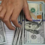 Dólar dispara 0,24% e chega a R$ 5,0453 agora hoje com ativos brasileiros em queda
