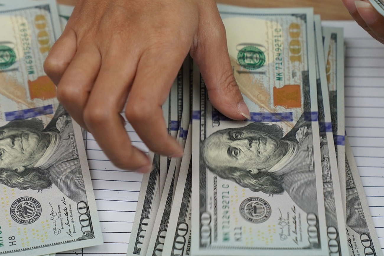 Dólar dispara 0,24% e chega a R$ 5,0453 agora hoje com ativos brasileiros em queda
