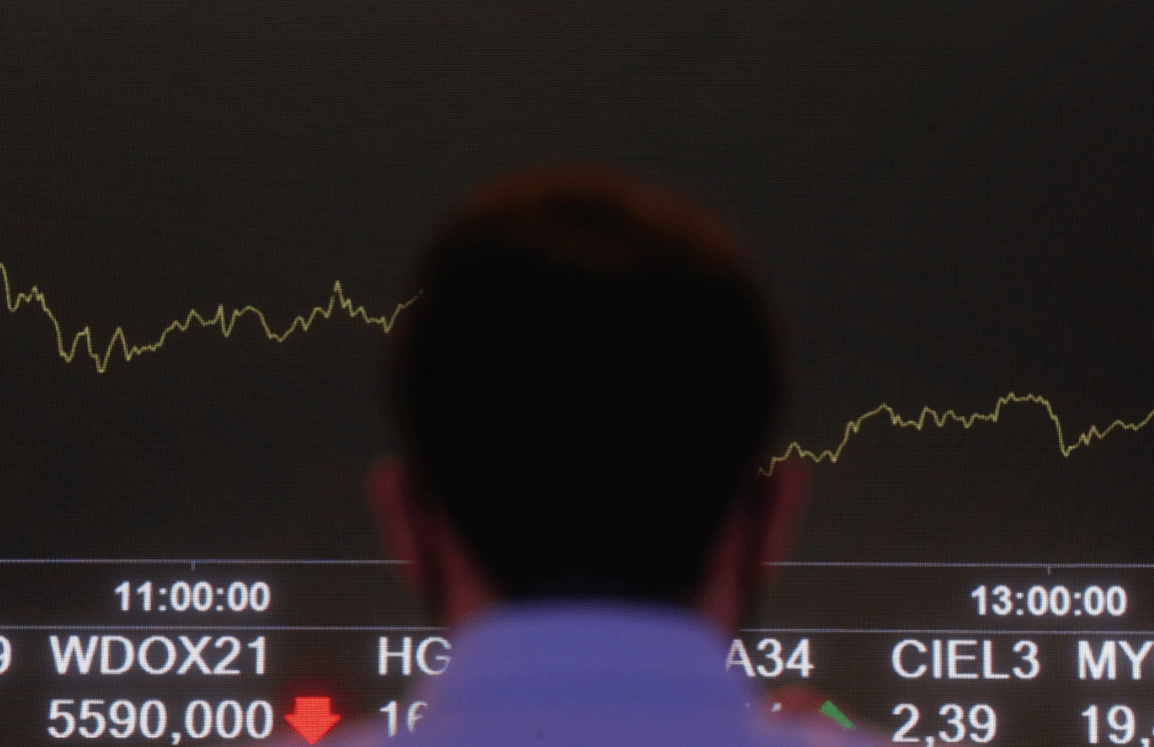 Ibovespa cai 0,48% hoje e fecha abaixo de 176 mil pontos com Petrobras e queda do petróleo