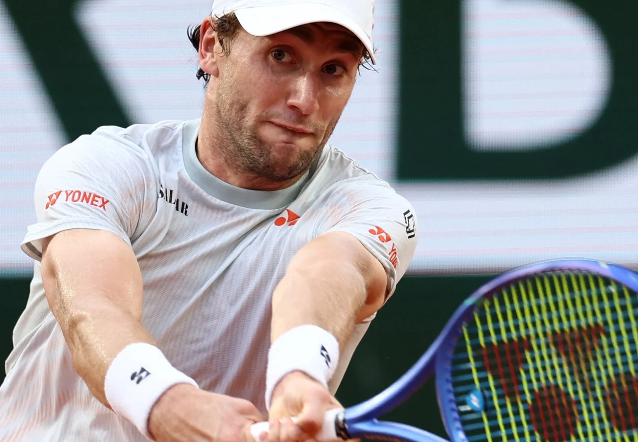 João Fonseca enfrenta o desafio de bater o número 16 do mundo, Casper Ruud, nas oitavas de final de Roland Garros