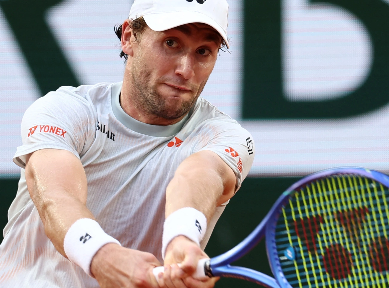 João Fonseca enfrenta o desafio de bater o número 16 do mundo, Casper Ruud, nas oitavas de final de Roland Garros