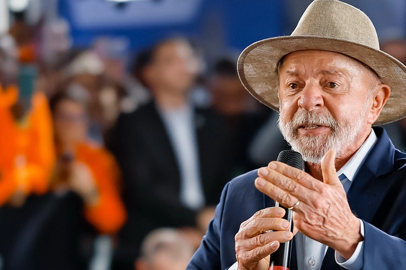 Lula critica privatização da BR e falta de controle sobre preços de combustíveis hoje